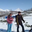 Фотография "С сестрой на лыжах. На заднем плане Корякский и Жупановский вулканы (Камчатка)."