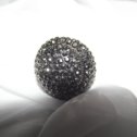 Фотография "Кольцо-шарик, переливающийся мелкими камушками. Размер-универсальный. Цена- 40 гривен."