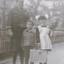 Фотография "1968 год. Мое первое сентября 😊. Мама и братик провожают меня "первый раз в первый класс" Первоуральской средней политехнической школы № 21."