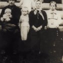 Фотография "Мои дедушка и бабушка по материнской лини. Лопатины Павел Александрович и Алевтина Андреевна и их дети: Зина, Аня, Маша и Тоня. Маша - это моя мама. Станция Харовская. 1934 год."