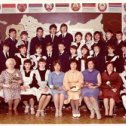 Фотография "г.Сургут, 1985г. 8г класс.
(Для кого то стал выпускным, а для кого то очередной ступенькой для перехода в 9-й класс) Я во втором ряду 4-й справа."
