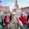 Фотография "Москва. Красная площадь. 9 мая 2022 г. Бессмертный полк. Захарова Анна Александровна вместе с отцом  Тарабриным Александром Павловичем прошли в Бессмертном полку по Красной площади, плечом к плечу с теми, кто сражался и отдал свою жизнь в ВОВ"