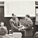 Фотография "1978 год. г. Ярославль.                      Командир 114 Отдельного радиорелейного батальона( в/ч 75284 ) майор Мочкин А.М. вручает мне , командиру 2-ой радиорелейной роты ,грамоту по результатам периода обучения ."