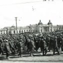 Фотография "17.07.1944 г. Марш немецких пленных по Москве. Вид сбоку на проходящие колонны. На заднем плане — старое здание Курского вокзала."