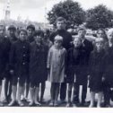 Фотография "Питер. Дворцовая набережная. Во время службы в Красной Армии, встреча с учениками моей школы, которые были на экскурсии. Фото Б.П. Сломинского."