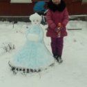 Фотография "Мама и дочка слепили снегурочку"