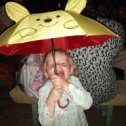 Фотография "Лиза очень любит зонты, называет зоник. Новенький с ушками. #лиза"