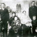 Фотография "Реут Федор Пантелеймонович с женой, детьми и родственниками."