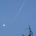 Фотография "Сегодня 23 марта 24 г. в 19 . 50 местного времени увидели в окно как в сторону луны летит и светится наверное падающая ступень от ракета носителя., через минуту только остался этот след."