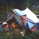 Фотография "Утро в "уютном" закутке Хамар-Дабана. Снимок конца 70-х.  Выспавшиеся героини - Люда Шер и Таня Черкасова. Снимок Бори Илларионова."