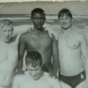 Фотография "январь 1974 г. я крайний справа , в центре местный абориген."
