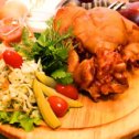 Фотография "Свиная рулька, подкопченная и запеченная в духовочке. В чехии ее называют "Печено вепрево колено", в Германии - "Хаксель".
Обильное и вкусное мясо, под пивко - великолепно."