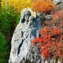 Фотография "Горный Алтай. Остров Пантос. Икона Божьей Матери в скале"