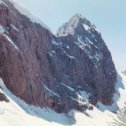 Фотография "Фанская вершина Амшут. Справа от неё простой одноименный перевал, а слева, непростой (3Б кс) перевал Олимпийский. Подъём по этой северной стене мы сделали первыми в 1989 году."