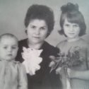 Фотография "Сегодня моей мамочке исполнилось бы 88 лет. Царствия ей небесного... Очень люблю это фото: мне здесь 7 лет, младшему брату Игорю - 2 годика, а маме - 33 года..."