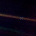 Фотография "Один из последних снимков "Вояджера-1", сделанный в 1990 году с расстояния в 6 млрд км (40 а.е.) от Земли."