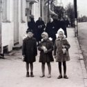 Фотография "1963г.около кофика на ул.Выйду.Я -посередине.Справа - Анита Упельниек. Идём из Дома офицеров с подарками к Новому году. Обратите внимание на школьную эст.шапочку."