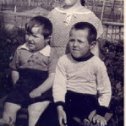Фотография "Тамаре 8, мне 5, Кате 2... последний год, когда мы пили парное молочко, в 1959 КПСС запретила подсоб"