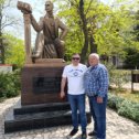 Фотография "С Сергеем Валько ( выпуск ТВВПСУ 1992 год) в Евпатории возле памятника Дувану. ( Санаторские дни)."