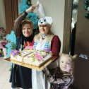 Фотография "Внучка, правнучка и юбилейный торт"