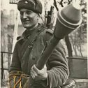 Фотография "Красноармеец Василий Ватаман, забивший неисправным фаустпатроном десять гитлеровских солдат"