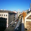 Фотография "Вид с балкона на улочку Вены, где я жила в гостях, внизу на углу турецкий магазинчик, рядом сербское кафе, реалии европейских столиц"