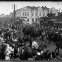 Фотография "1929год, парад кавалеристов в Омске. На пересечении улиц Лермонтова и Ленина. На заднем плане дом, где был магазин ,,Яблонька""