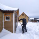 Фотография "Брат откапывает дорогу к дому"