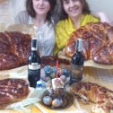 Фотография "Доча Олька и внучка Сашка напекли пасхальных вкусностей , сходили в церковь и ждут нас!"