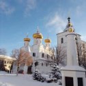 Фотография "В славном ряду духовных обителей Свято-Троицкий Ипатьевский монастырь занимает особое место. Основанный в начале XIV столетия в честь Пресвятой Троицы и во имя святителя Ипатия епископа Гангрского, монастырь по праву считается одним из древнейших в нашем Отечестве. В XIV-XV веках, в период "собирания" Русской земли, обитель святого Ипатия являлась форпостом на северо-восточном рубеже Российского государства. История обители в это время связана с именами

Великих князей Василия Ярославича, святого благоверного князя Дмитрия Донского, великого князя Московского и Владимирского Василия I Дмитриевича и великого князя Московского Василия II Темного, царей Иоанна IV Грозного, Федора Иоанновича, Бориса Годунова. В XVII веке в Ипатьевском монастыре было положено начало прекращения Великой Смуты, грозившей уничтожением российской государственности. В 1613 году монастырь укрыл в своих стенах юного Михаила Романова."