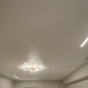 Фотография "Потолок в гостиной со световыми линиями, нишей, люстрой утапливаемой от ПоТолковой компанией"