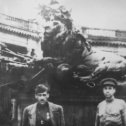 Фотография "Мой дед справа в светлой гимнастёрке. Берлин. Памятник Вильгельму I (1900 г. снесён 1950 г.) 1945 год."