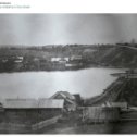 Фотография "Буйский пруд в далеком дореволюционном прошлом. На переднем плане соломенная крыша, зато Мосоловская усадьба огорожена"