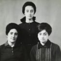Фотография "Пиперопуло т.Сима с дочерями, Лена и Парθeна."