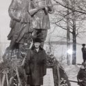 Фотография "Мой папа в парке у озера....Сейчас этого памятника на этом  месте уже нет....как нет  в живых и моего папочки. "