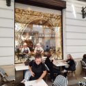 Фотография "Знаменитая кофейня "Demel",где на ваших глазах кондитеры приготовят ыирменный австрийский шоколадный пирог "Захер""