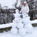 Фотография "Снеговик скучает
Около скамейки.
Для него кто-то вылепил
Снежную семейку."