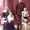 Фотография "Это мой прадед Полковник Царской полиции рядом прабабушка у нее на руках мой дед а на стуле стоит его старший брат.Фото сделано в 1917 году в городе Порт-Петровске.фото после цифровой обработки"