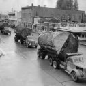 Фотография "Грузовики с брёвнами в Норт-Бенд, округ Кинг, штат Вашингтон, 1943 год. И сколько годовых колец в этом бревне??? "
