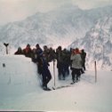 Фотография "Май 1977. Два дня стояли перед перевалом Горных туристов, пережидая непогоду под защитой снежной стенки. К нам пришли в гости участники туриады."