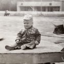 Фотография "Губкин 1978 год июнь месяц. Мне 1 годик и 1 месяц. Детский скверик. На заднем плане магазин обувь. #губкин #1978 #детскийсквер "