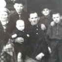 Фотография "Слева моя бабушка с семьей. В центре отчим матери Трофимов Федор"