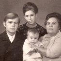 Фотография "Шевченко, 1973 г. Я слева, в новом костюме. Люда вверху, мама справа, а Ленуська в центре, внизу."