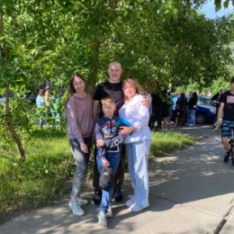 Фотография "Памятное фото с призывником ! Легкой службы тебе сынок 👨‍👩‍👦"