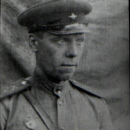 Фотография "1943. Гвардии ст. лейтенант Семенов Иван Леонтьевич, начхим полка "Катюш"."