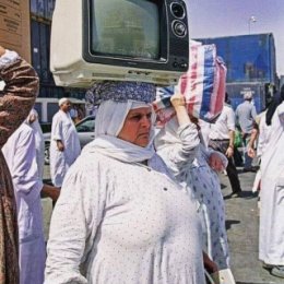 Фотография "Ничего не будет: ни кино, ни театра, ни книг, ни газет - одно сплошное телевидение. Порт Суэц, Египет, 1992"
