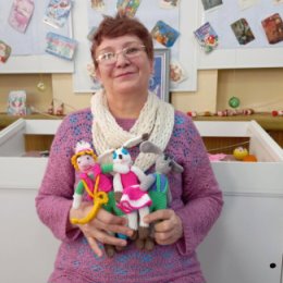 Фотография "Рогачёва Нина Николаевна со своими игрушками"