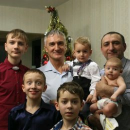 Фотография "Мужская часть семьи встречает Новый год."