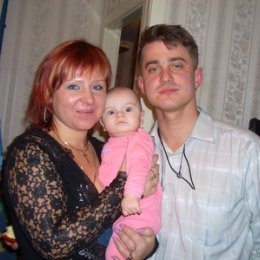 Фотография "октябрь 2006. (слева на право)
Моя сестра Юлька (крестная), Танюшка (крестница), собственно Я (крестный)"