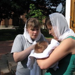 Фотография "Крестины моего внука. Крестная Анечка держит на руках новокрещенного Владимира"